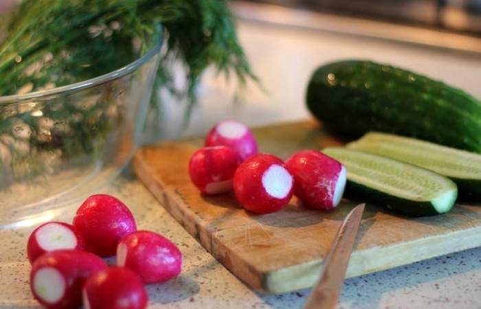 Рецепт Салат с редисом, огурцом и ореховым соусом шаг-1