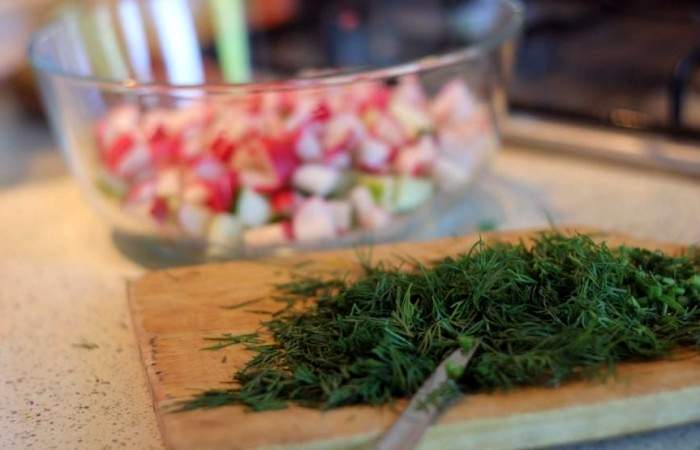 Рецепт Салат с редисом, огурцом и ореховым соусом  шаг-2