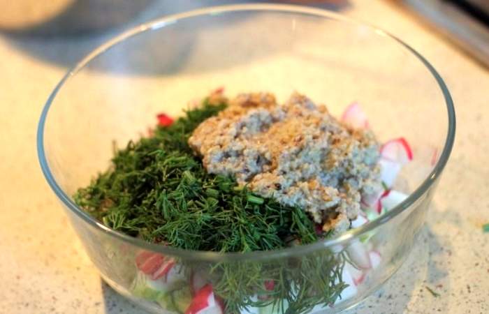 Рецепт Салат с редисом, огурцом и ореховым соусом  шаг-4