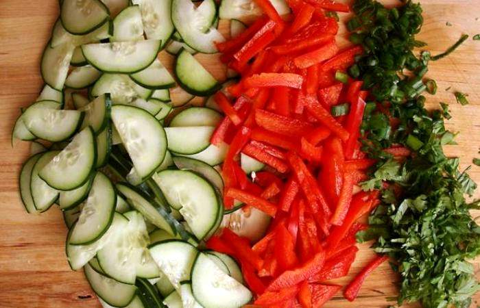 Рецепт Салат с рисовой лапшой и овощами шаг-3