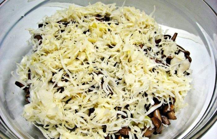 Рецепт Закусочный салат с квашеной капустой, картофелем и грибами  шаг-4