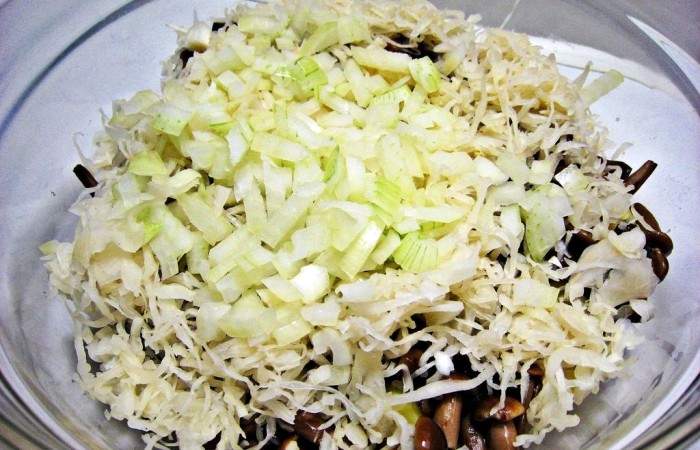 Рецепт Закусочный салат с квашеной капустой, картофелем и грибами шаг-5