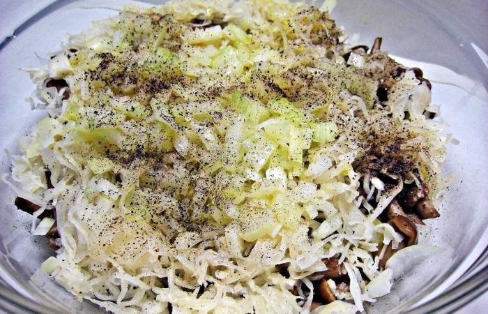 Рецепт Закусочный салат с квашеной капустой, картофелем и грибами шаг-6
