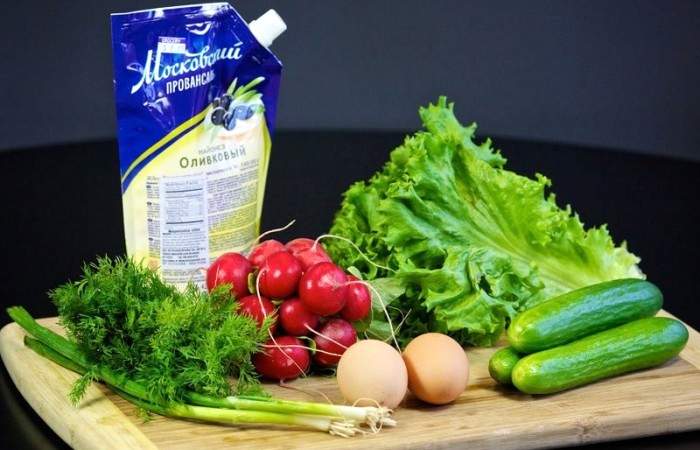 Рецепт Зеленый салат с редисом, огурцами и яйцами шаг-1