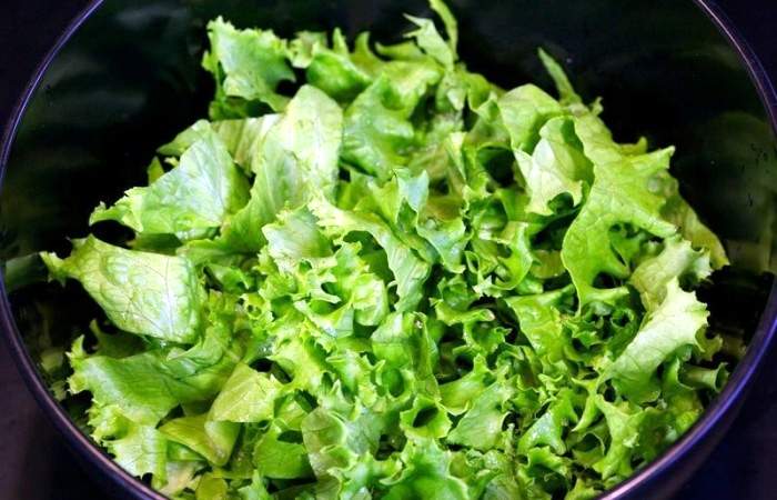 Рецепт Зеленый салат с редисом, огурцами и яйцами  шаг-2