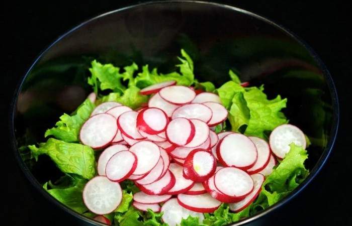 Рецепт Зеленый салат с редисом, огурцами и яйцами шаг-3