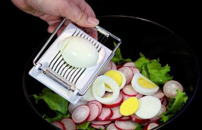 Рецепт Зеленый салат с редисом, огурцами и яйцами  шаг-4