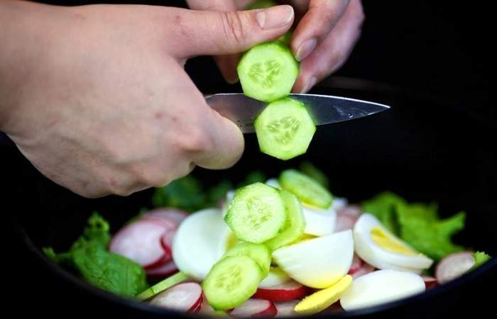 Рецепт Зеленый салат с редисом, огурцами и яйцами шаг-5