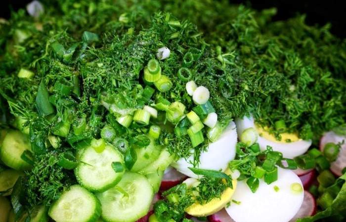 Рецепт Зеленый салат с редисом, огурцами и яйцами шаг-6