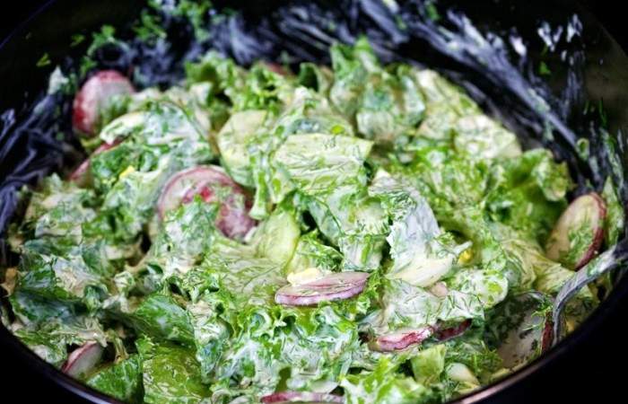 Рецепт Зеленый салат с редисом, огурцами и яйцами шаг-7