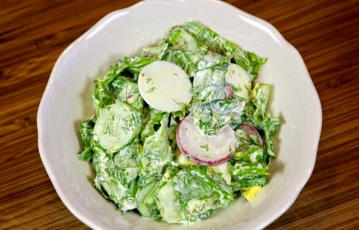 Рецепт Зеленый салат с редисом, огурцами и яйцами шаг-8