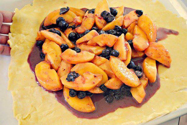 Рецепт Чернично-персиковый открытый пирог шаг-7