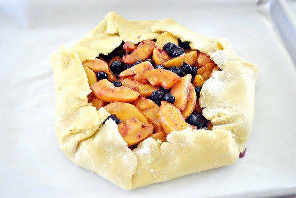 Рецепт Чернично-персиковый открытый пирог шаг-8