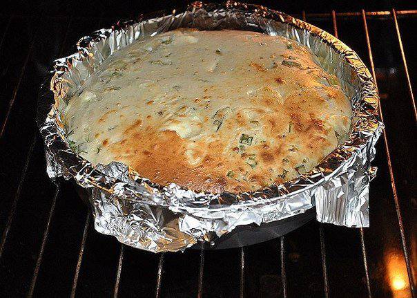 Рецепт Кефирный пирог с сыром, зеленью и яйцом шаг-5
