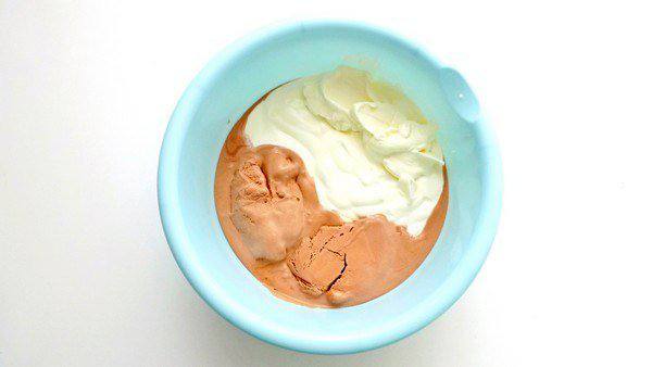 Рецепт Кекс на шоколадном мороженом шаг-1
