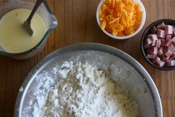 Рецепт Кексы с ветчиной и сыром шаг-3