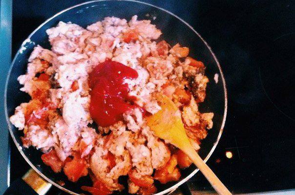 Рецепт Куриный пирог с томатами и базиликом шаг-1
