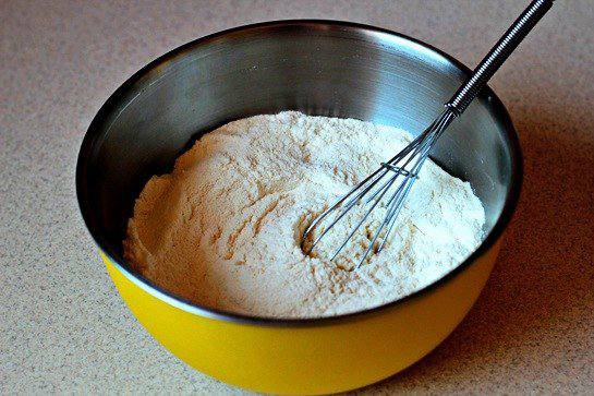 Рецепт Малиновый пирог на кислом молоке шаг-1