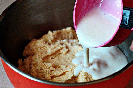 Рецепт Малиновый пирог на кислом молоке шаг-6