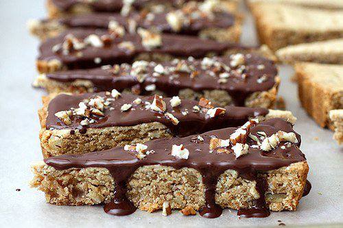 Рецепт Медовые сухарики с шоколадом и орехами  шаг-2