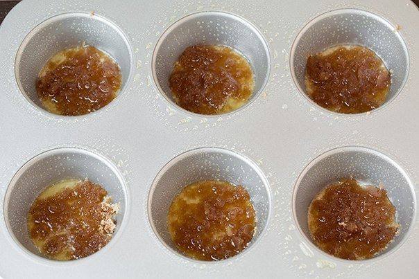 Рецепт Перевернутые кексы с персиками шаг-1