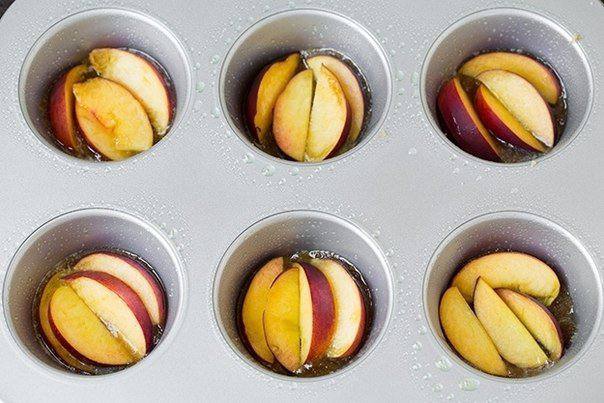 Рецепт Перевернутые кексы с персиками  шаг-2