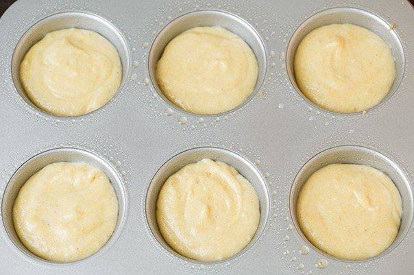 Рецепт Перевернутые кексы с персиками шаг-3