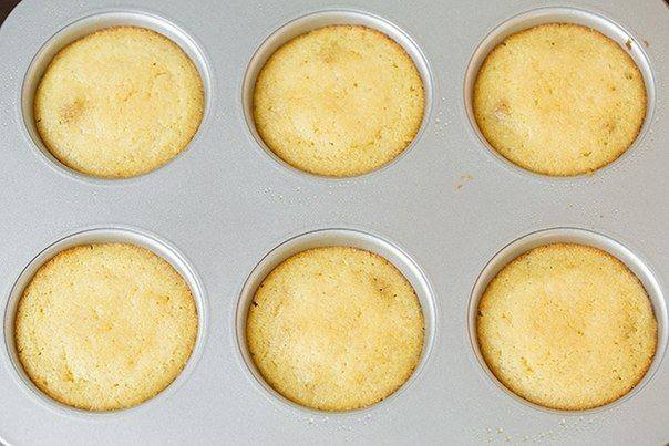 Рецепт Перевернутые кексы с персиками  шаг-4