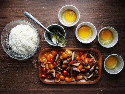 Рецепт Пицца на завтрак с яйцами и грибами шаг-1