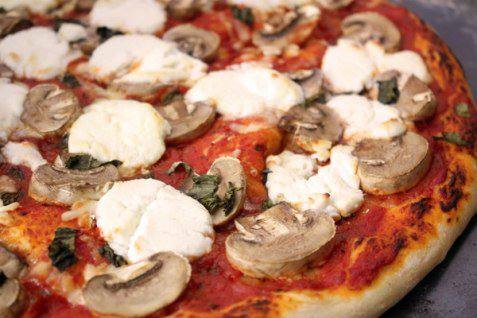Рецепт Пицца с грибами и козьим сыром шаг-1