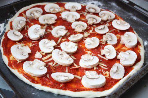 Рецепт Пицца с грибами и козьим сыром шаг-6