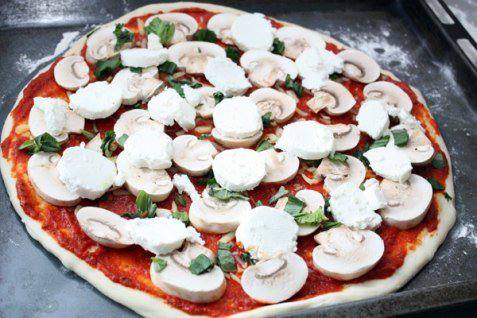 Рецепт Пицца с грибами и козьим сыром шаг-7