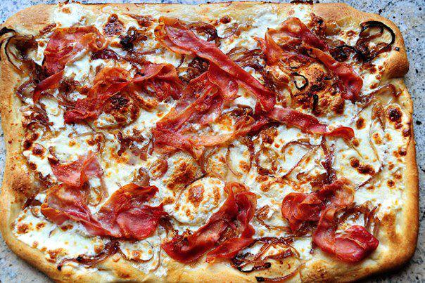Рецепт Пицца с луком и ветчиной шаг-1
