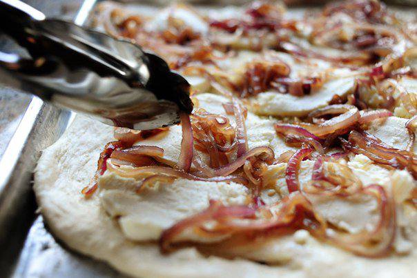 Рецепт Пицца с луком и ветчиной шаг-6
