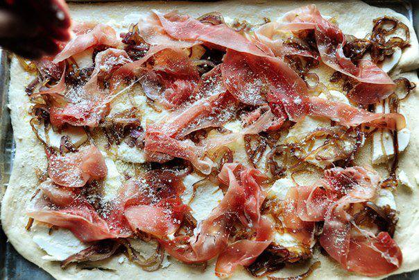 Рецепт Пицца с луком и ветчиной шаг-8