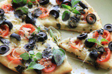 Рецепт Пицца с помидорами и сыром шаг-1