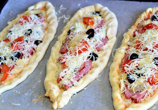 Рецепт Пицца с салями, грибами и помидорами шаг-6
