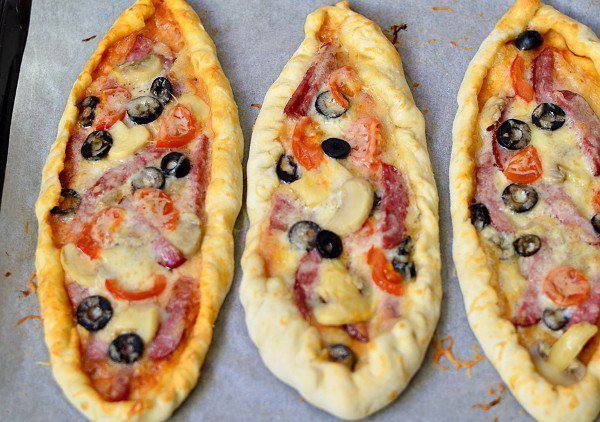 Рецепт Пицца с салями, грибами и помидорами шаг-7