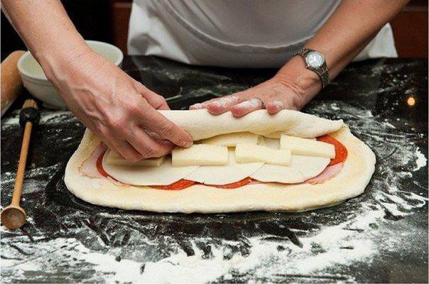 Рецепт Пицца стромболли с ветчиной и сыром  шаг-2
