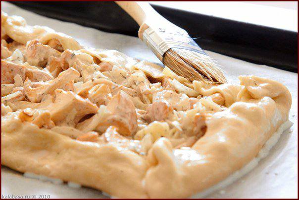 Рецепт Пирог с грибами, сметаной и сыром шаг-5