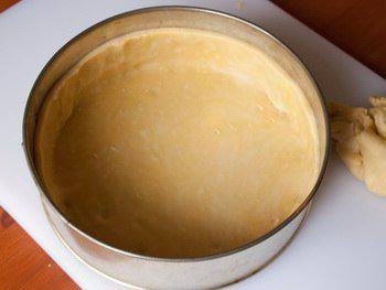 Рецепт Пирог с сыром бри и ветчиной шаг-3