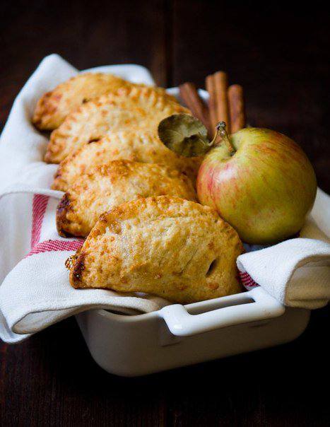 Рецепт Пирожки с чеддером и яблоками шаг-1