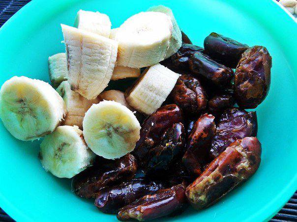 Рецепт Рогалики с бананами и финиками  шаг-4