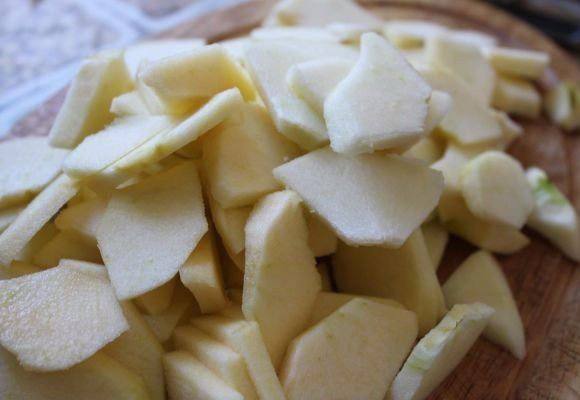 Рецепт Шарлотка с яблоками и киви шаг-1
