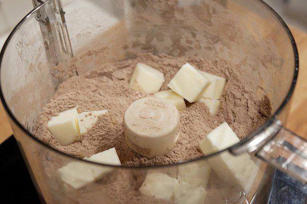 Рецепт Шоколадные коржики с кремом и клубникой  шаг-2