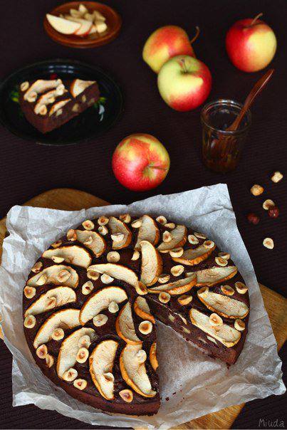 Рецепт Шоколадно-яблочный пирог с фундуком шаг-1