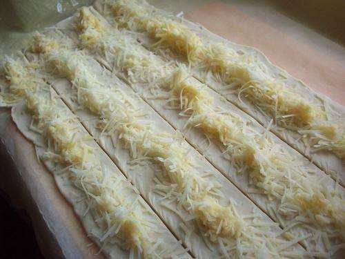 Рецепт Слоеный пирог с сыром шаг-3
