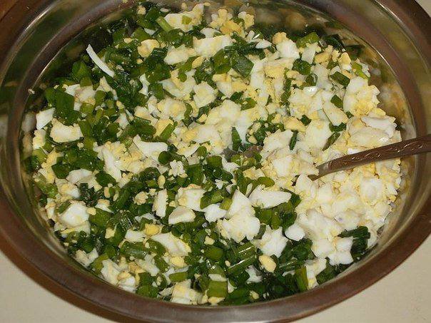 Рецепт Заливной пирог с зеленым луком и яйцом шаг-3