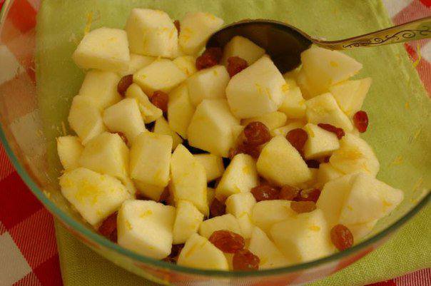 Рецепт Запеканка с яблоками, изюмом и цедрой  шаг-2