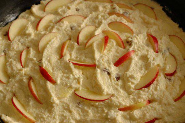 Рецепт Запеканка с яблоками, изюмом и цедрой шаг-5
